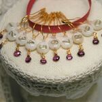 ロードライトガーネットフラワーペタルのジュエリーニットマーカー（宝飾品として作られた宝石たちシリーズ）