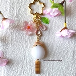 トラ猫ちゃんと一緒🐱お花見キーホルダー🌸　レジン　桜　サクラ　春　動物　アニマル　モチーフ　チャーム　ゴールド　しっぽ　尻尾　揺れる　ねこ　プレゼント　ギフト