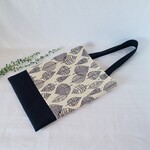 ぺたんこトートバッグ 布製 A4収納 北欧リーフ柄(白×紺)