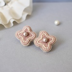 ビーズ刺繍𓍯優しいpink flowerピアス