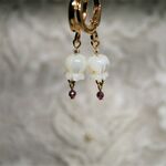 手彫りシェルのスズランとルビー。ジュエリーニットマーカー（宝飾品として作られた宝石たちシリーズ）