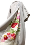 着物リメイク　振袖　和柄　ワンピースドレス　グレージュ×上品な花　サーキュラ袖　白花モチーフレース　丈120 L〜3L