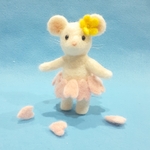 羊毛フェルトの白ねずみの姉妹　桜の花びらのスカートをはく妹ねずみ