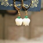 手彫り淡水シェルのチューリップとエメラルド。ジュエリーニットマーカー（宝飾品として作られた宝石たちシリーズ）