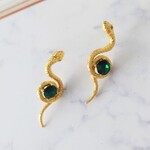 石を巻いた蛇のピアス🐍濃いグリーン