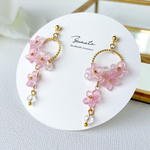 桜が揺れるフープピアス