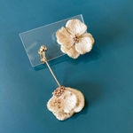 【オフホワイト】立体刺繍のピアス(イヤリング)