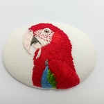 ベニコンゴウインコの刺繍ブローチ