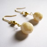 ホワイトチェコのミニピアス/イヤリング