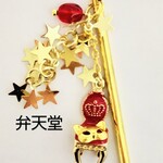 【弁天堂】「紅い椅子とキャットマスクのかんざし」誰が座るのかな？