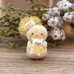 【完成品】白ネコちゃんファンのひよこちゃんマシュマロ人形［ミニチュア、フェイクスイーツ］［キーホルダー加工可能］
