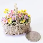 ミニチュアの花「春色パンジーいっぱいバスケット、リカちゃんサイズ」