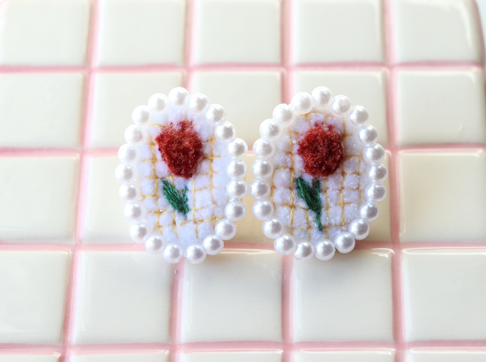 🌷チューリップ もこもこ 刺繍 イヤリング （ピアス変更可） - cocoa