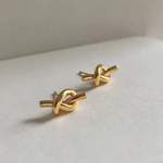 小ぶりなノットピアス　ゴールド