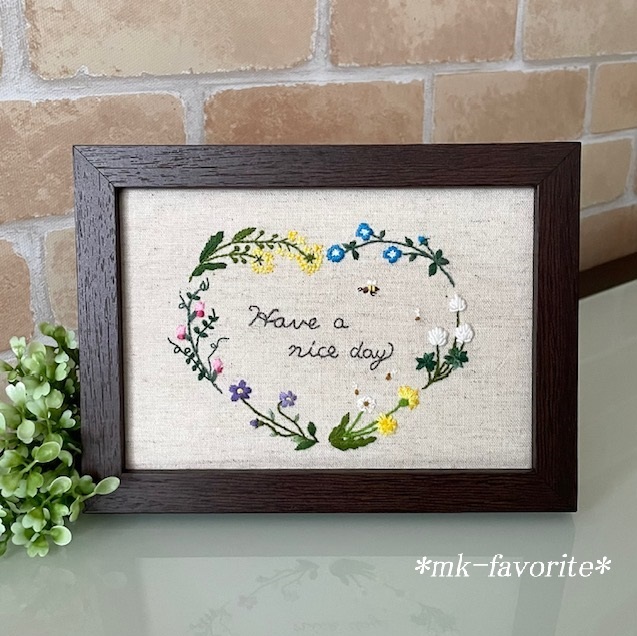 ?春の野花・ハートのリース『Have a nice day』手刺繡インテリア額・刺繡パネル・刺繡ファブリックパネル・刺繡フレーム