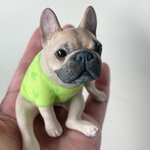 フレンチブルドッグ　フォーン　お座り　服　ハート　ペット【いつもそばにいてくれるフレブルのフィギュア】