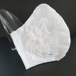 春 感謝価格💕50%offチュールレース花模様 刺繍マスクお花のモチーフ付き(純白)