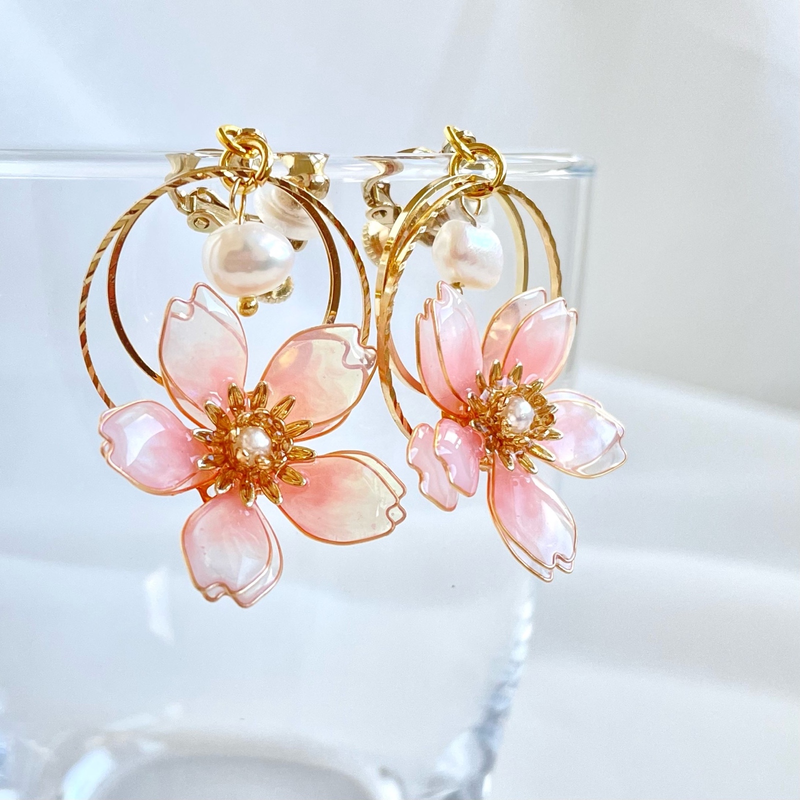 色が変わる揺れる昼桜ピアス/イヤリング ٭❀* 揺れるオーロラの花びら