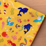 50*50【オックス】海の生き物ーいっしょに泳ごうー／黄色《 生地 オックス生地 コットン 綿  魚 お魚 深海魚 フィッシュ 男の子 海 水族館 イエロー COTTONCANDY 中厚手 》