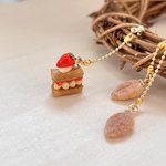 いちごのミルフィーユとリーフパイのピアス/イヤリング