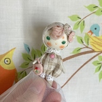 ヨーヨーキルトのお花を付けたお人形　生成り