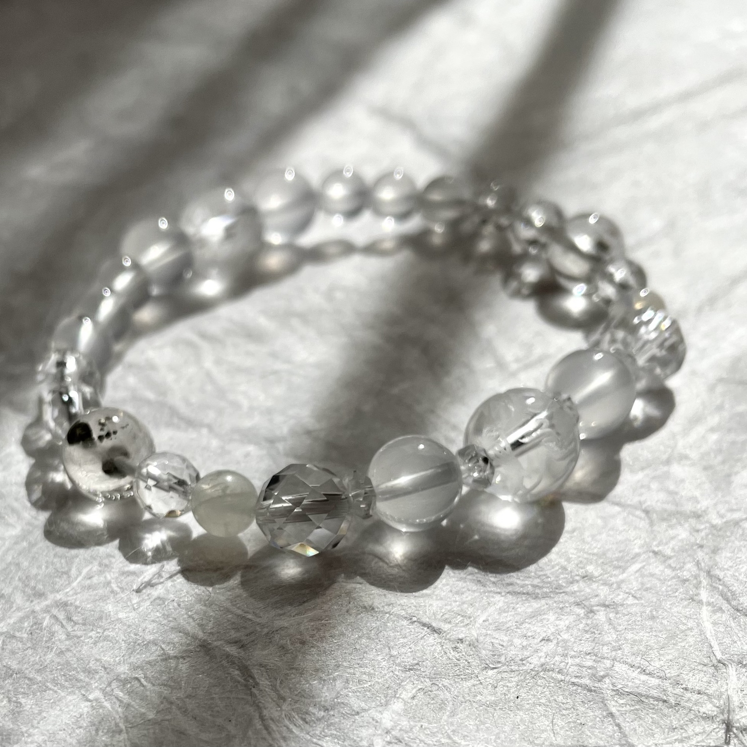 出雲国謹製勾玉使用 瀬織津姫（白龍）天然石ブレスレット 内径約18cm 出雲国謹製勾玉使用 瀬織津姫（白龍）天然石ブレスレット 内径約18cm