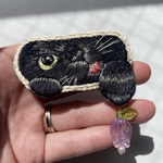 いたずら猫ちゃん　黒猫　刺繍ブローチ