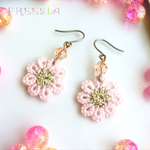 タティングレース 淡いピンクとゴールドラメの可愛いお花ピアス
