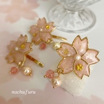 優しいミルキーピンクの桜ポニーフック