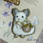 【パイド・黄色のお花籠バッグ】春色チンチラの手刺繍ブローチ【lilla ekorren🪡🧶】