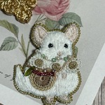 【ピンクホワイト・ピンク色のお花籠バッグ】春色チンチラの手刺繍ブローチ【lilla ekorren🪡🧶】