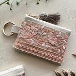 再販✨インド刺繍リボンポーチ  サーモンピンクリボン♡ミニポーチ ベージュフェイクレザー　アクセサリー入れ 小銭入れ 小物入れ