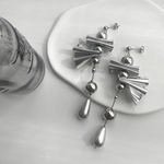 ひらひらPVC × シルバー［ サージカルステンレスポスト使用 / イヤリング対応 ］