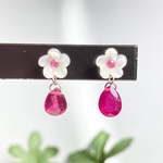 宝石ルビーのお花ピアス