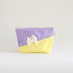 ポーチを通り抜けようとする猫のポーチ (白猫　18cm　パープル×イエロー)