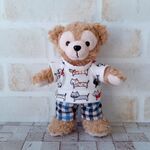 ぬいぐるみバッジ ダッフィー ネコ柄Tシャツ＆チェックパンツセット