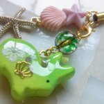 ◇947　ライム色　🐚うさぎとお花と海のストラップ🐇（イヤホンジャック）