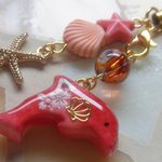◇960　紅梅　🐚イルカとお花と海のストラップ🐬🌊（イヤホンジャック）