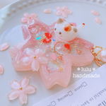 【春季限定】猫ちゃんの桜咲くシャカシャカキーホルダー　ハンドメイドレジン　キーホルダー　ハンドメイドキーホルダー　春　猫　シャカシャカキーホルダー　シャカシャカ　シェイカー　桜　ゆめかわ　