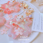 【春季限定】猫ちゃんの桜咲くシャカシャカキーホルダー　ハンドメイドレジン　キーホルダー　ハンドメイドキーホルダー　春　猫　シャカシャカキーホルダー　シャカシャカ　シェイカー　桜　ゆめかわ　