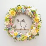 お花を摘むぷっくり文鳥の花束リース