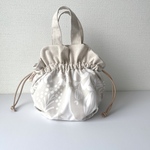 ぷっくりきんちゃくbag  巾着バッグ　お弁当袋　ベージュ