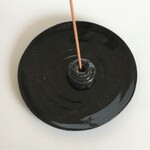 黒い丸皿のお香立て（ドット）