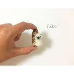 ぎゅーっとするシロクマさんのブローチ