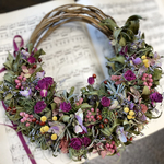 「ピンクのモーツァルト🎵」ニュアンスカラーとマゼンタピンクの深めのクレセントリース。ボリュームのあるアレンジですがそれぞれのお花のお顔がきちんと見えるようにアレンジいたしました♡