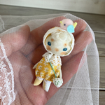小鳥を頭に乗せたお人形さん