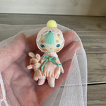 うさぎを持ったお人形さん