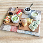 ミニチュア　フランス料理　タルティーヌとチーズ2種b