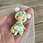ふわふわのポンポンを付けたお人形さん