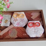 小さいサイズのお守り袋　✤ミニ丸シリーズ✤　金欄　✾白地淡雪桜✾